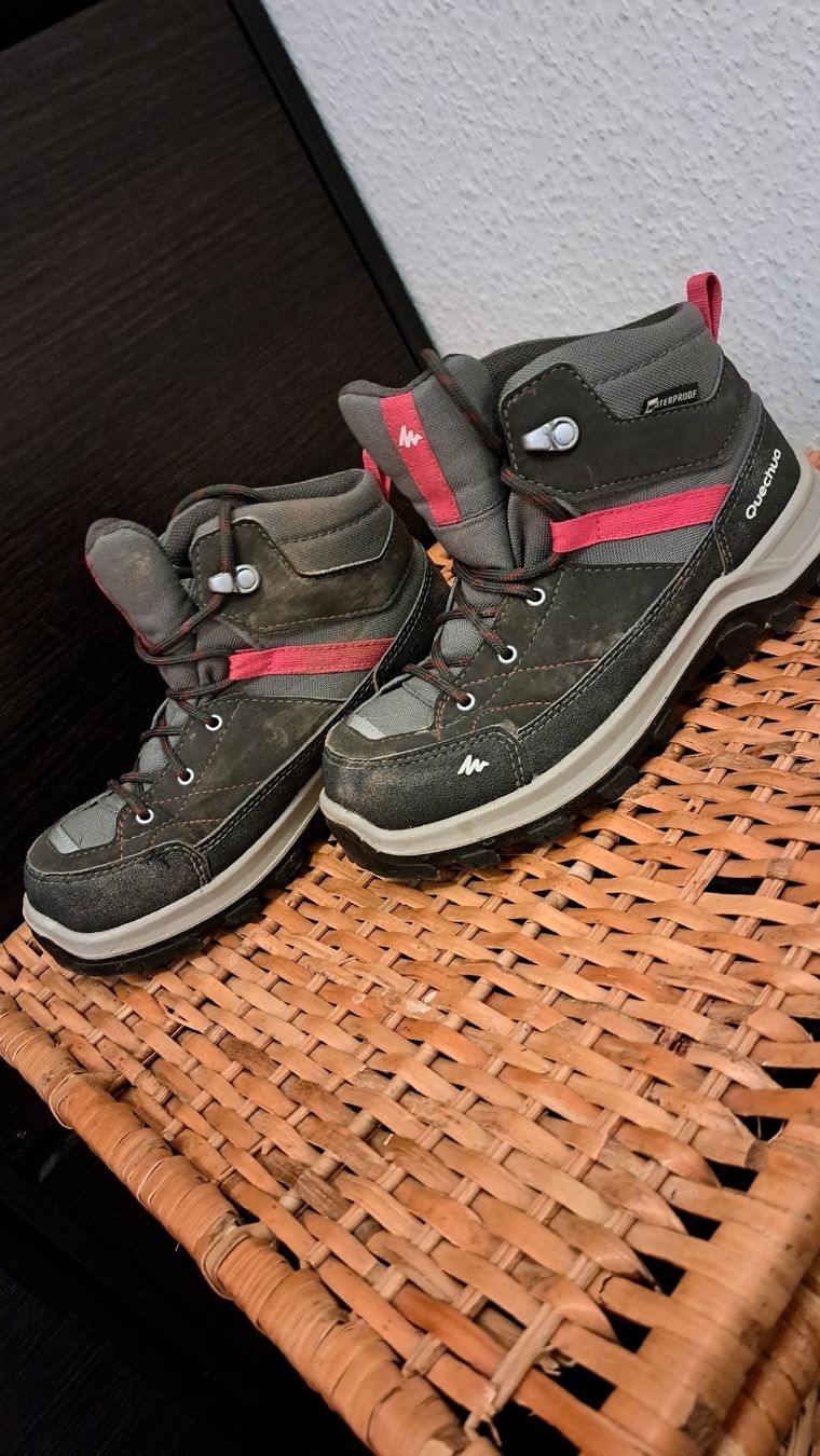 Decathlon Scarpe per ragazze: Chaussures de randonnée 34, chaussures de march – Usato da Meyrin venduto da Zahra011 2