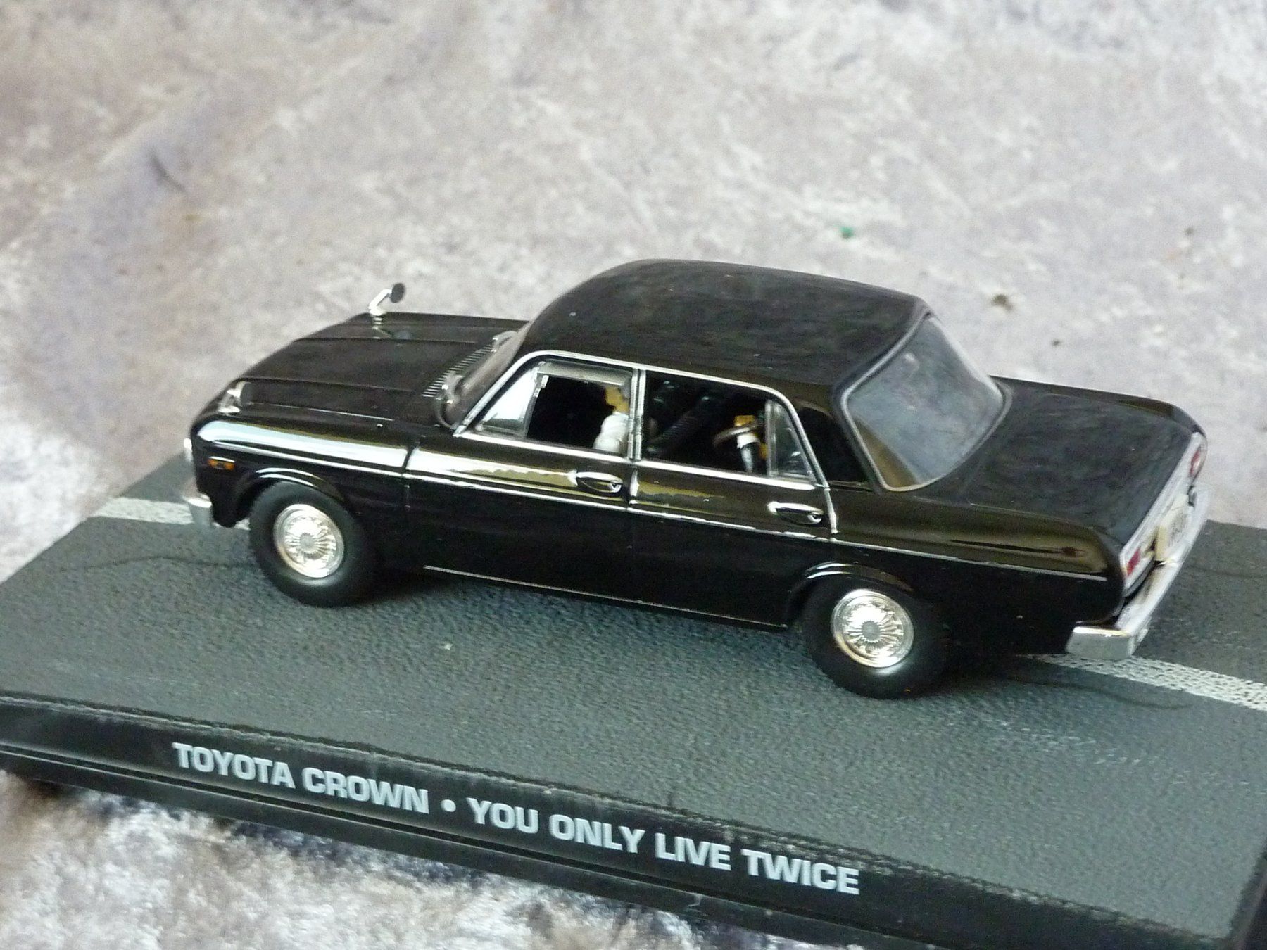 Toyota Modellini d'auto: Toyota Crown James Bond  1:43 – Nuovo (secondo la descrizione) da Dürrenäsch venduto da modellautos4you 1