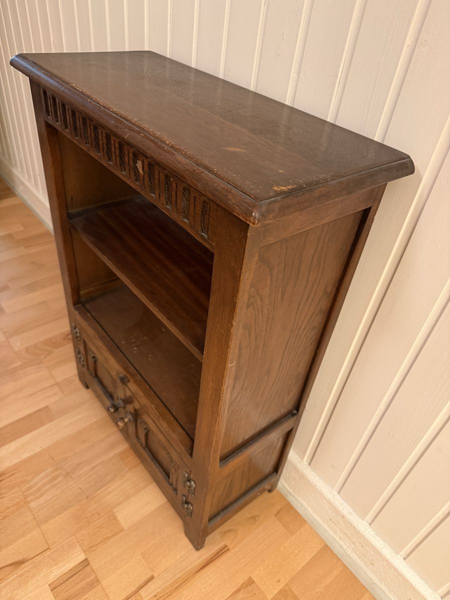Regale: Vintage Eichenregal mit Schnitzereien & Schrank – Gebraucht aus Bern von Moowee 1