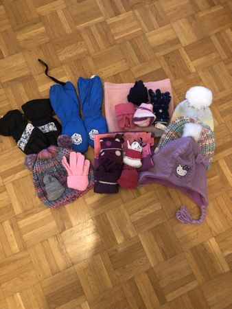 Handschuhe und Kappen für ein Mädchen