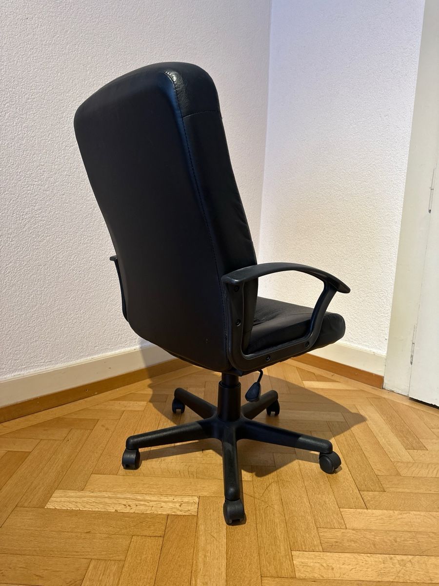 Chaises: Bürostuhl  – D'occasion à Fribourg par Arinya3 1
