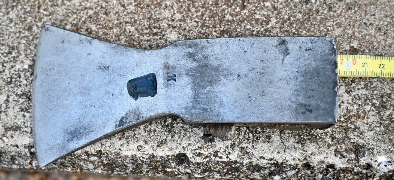 Tutti gli attrezzi: alter Schweizer Beil- Axtkopf punziert mit Armbrust & 10 – Usato da Pfaffhausen venduto da mono_rec 3