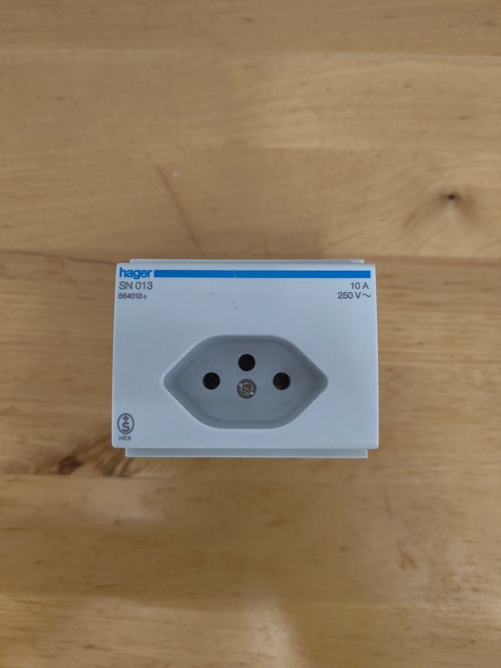 Hager Spine: HAGER SN013 Steckdose Typ 13 10A 250V DIN Einbau – Usato da Emmenbrücke venduto da BlSi 1