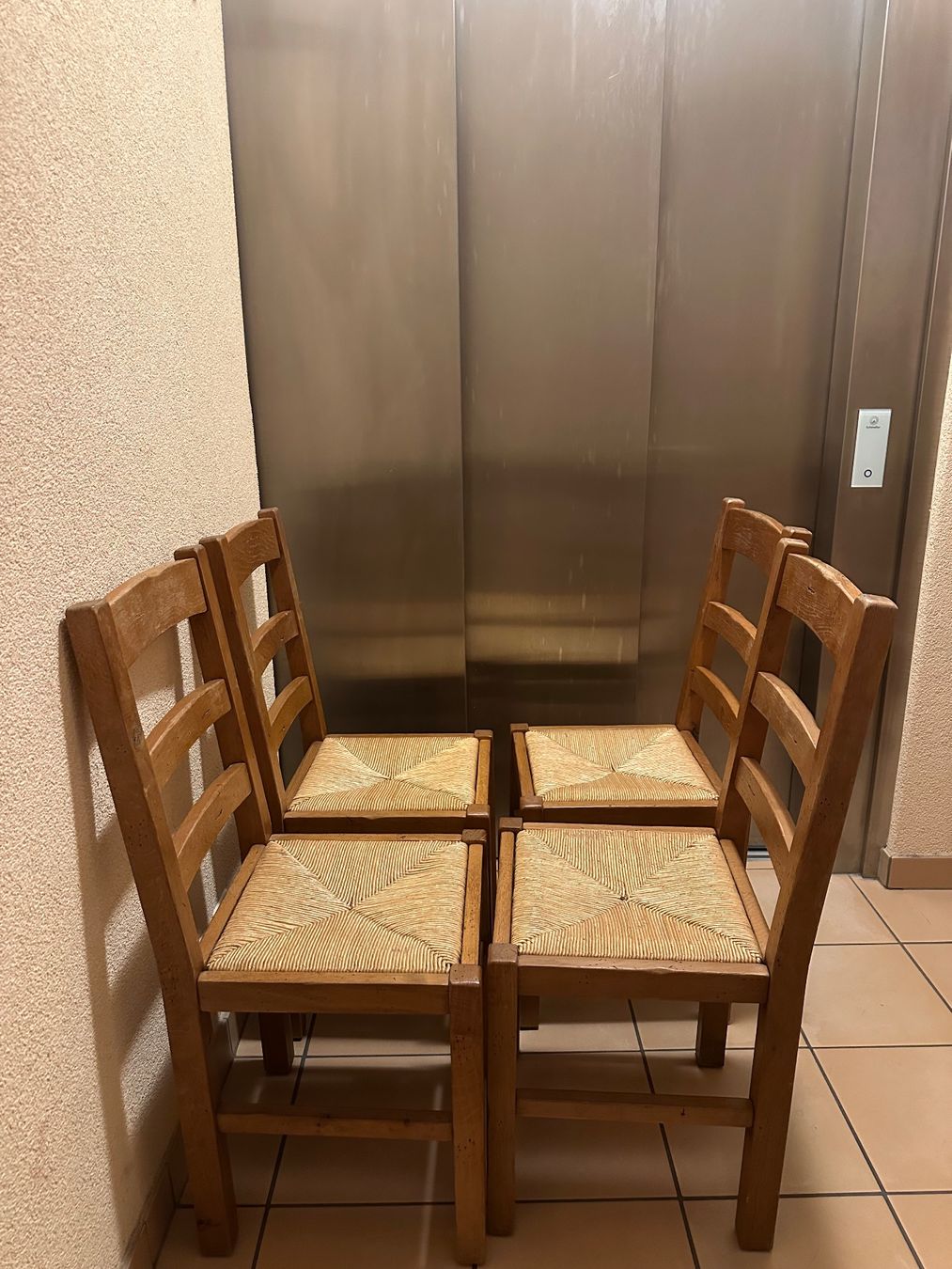 Sedie: Lot de 4 chaises en bois et paille. – Usato da Orbe venduto da br1_tyr8