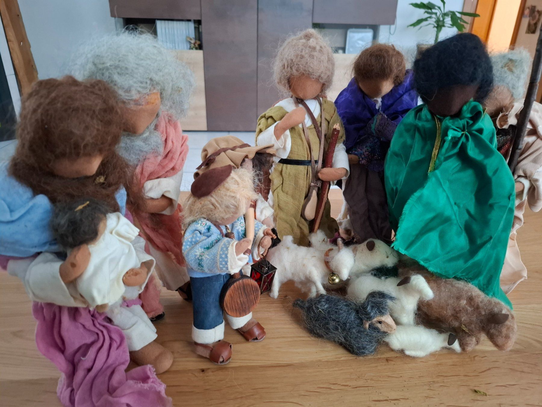 Statuette: Wunderschöne handgefertigte Weihnachtskrippen Figuren – Usato da Grosswangen venduto da michelli.