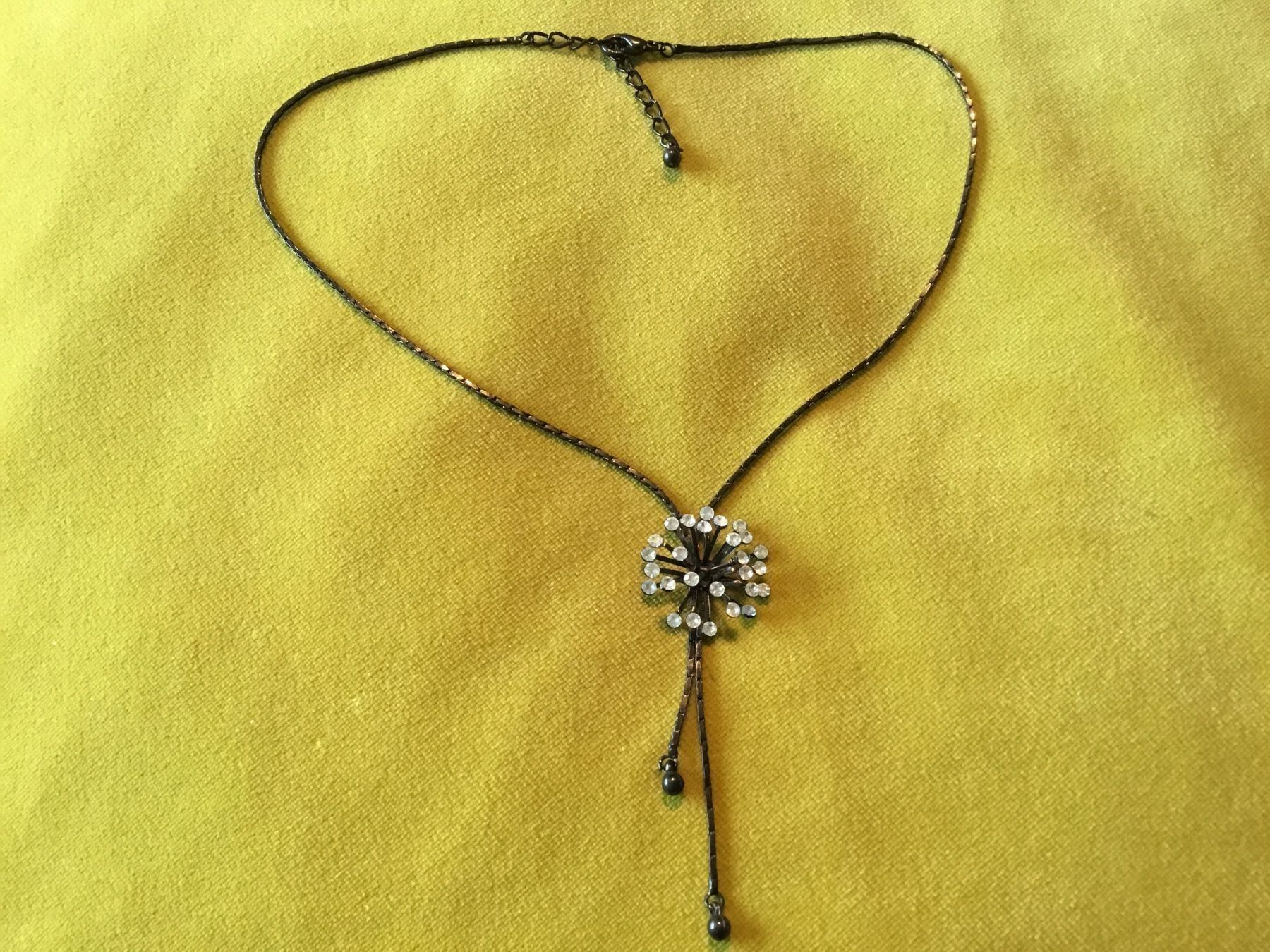 Ketten: Collier chic gris foncé et brillants – Neu und originalverpackt aus Le Landeron von nic_8hd5