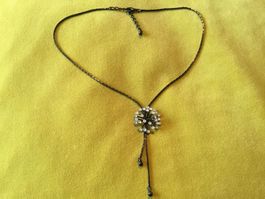Collier chic gris foncé et brillants