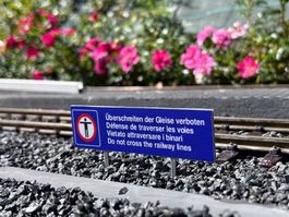 SPUR G Zeichen "Ueberschreiten der Gleise verboten" FFS-Rhb