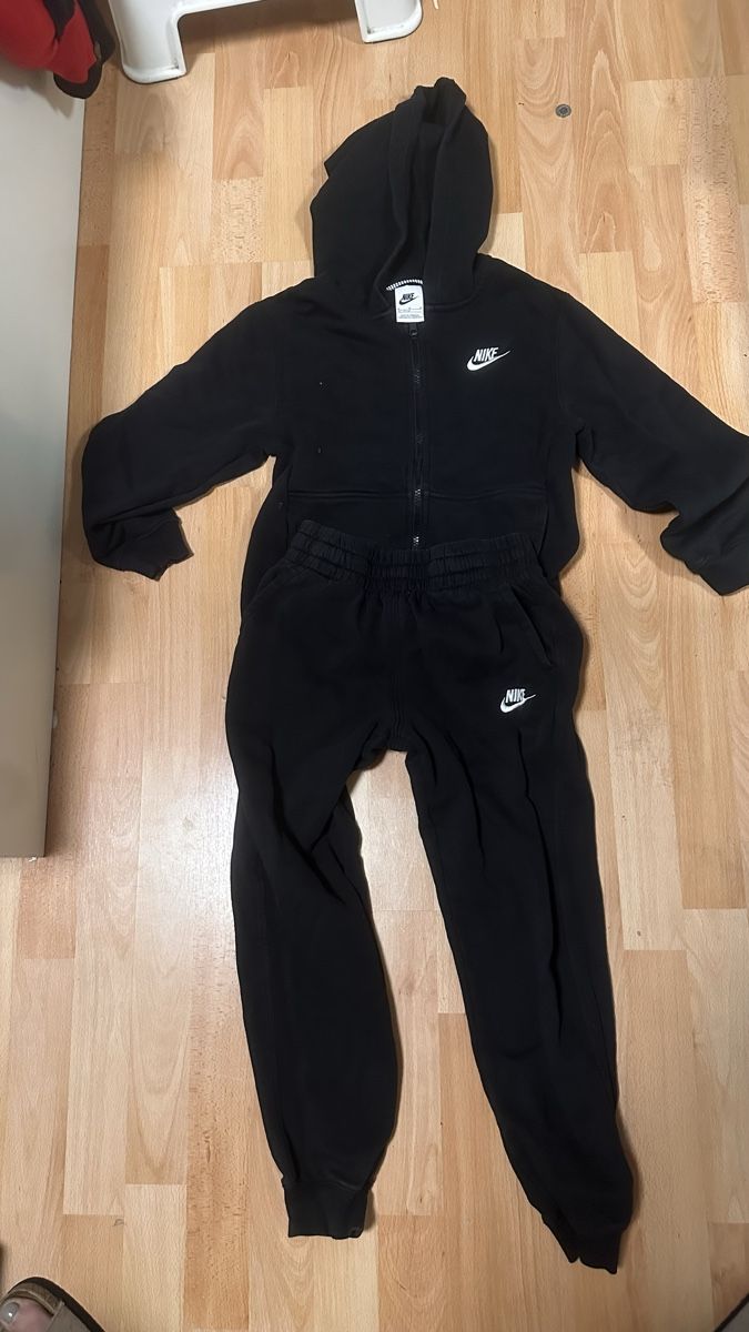 Nike Ensembles coordonnés: Nike Trainer mit Tshirt – D'occasion à Oberwil BL par Noname1974 1
