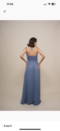 Sommerliches, langes, blaues Kleid mit Spaghettiträgern.