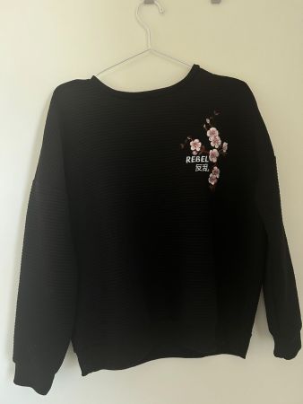 Schwarzer Pulli Gr. M mit Stickerei - Frühlingsstil