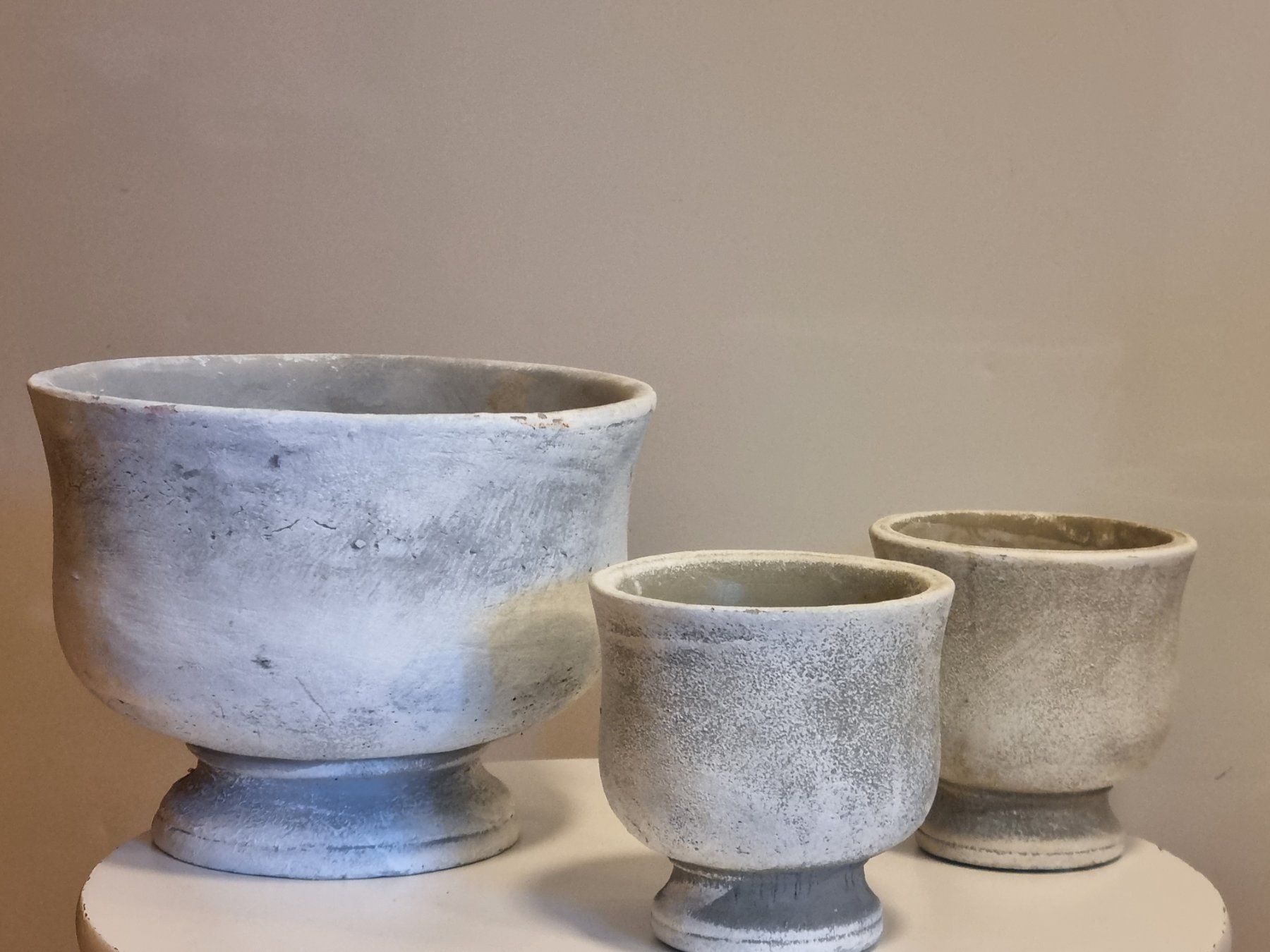 Blumentöpfe: 3 Übertöpfe Grau Weiss Stone-Look Set – Gebraucht aus Scharnachtal von devin03 7