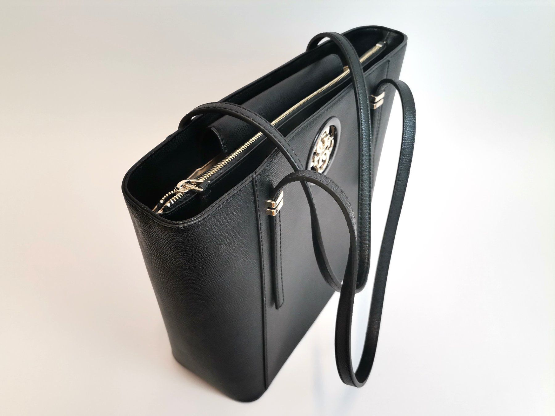Guess Borse da donna: GUESS Henkeltasche Schwarz – Usato da Schaffhausen venduto da Restwert_SH 2