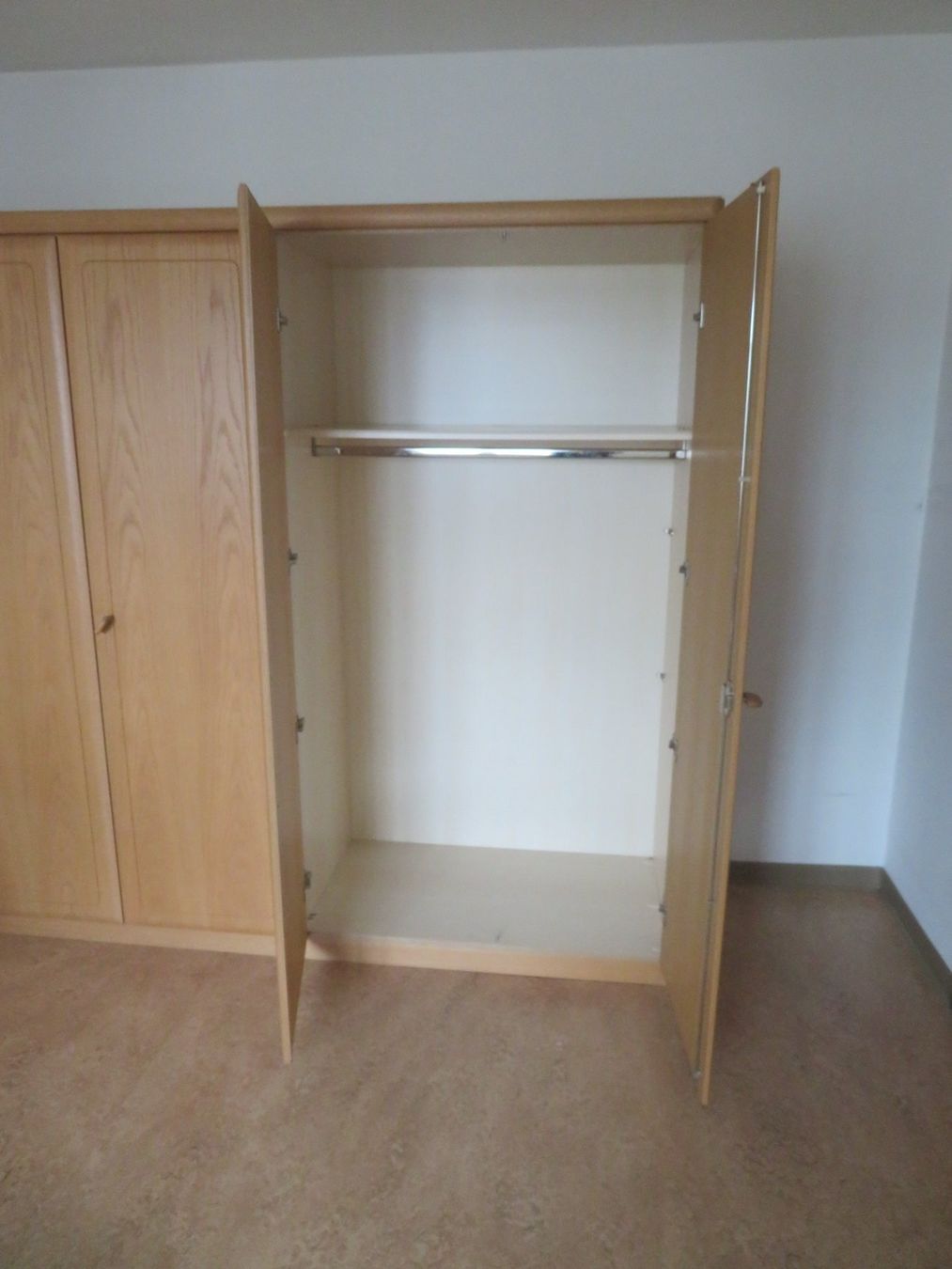 Pfister Schränke: Pfister-Schrank 4-türig – Gebraucht aus Reinach BL von  1