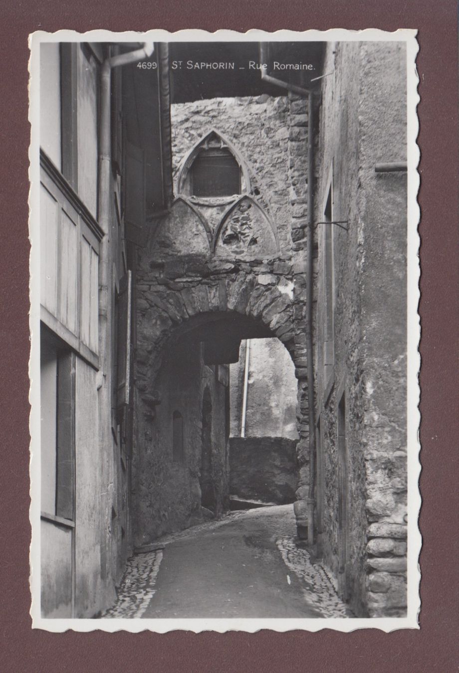 Cartoline postali: ST. SAPHORIN - Rue Romaine – Usato da Pully venduto da nicecards