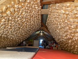 Mur d'escalade fait maison, bois, bon état