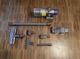 Dyson V10 Absolute Staubsauger mit viel Zubehör!