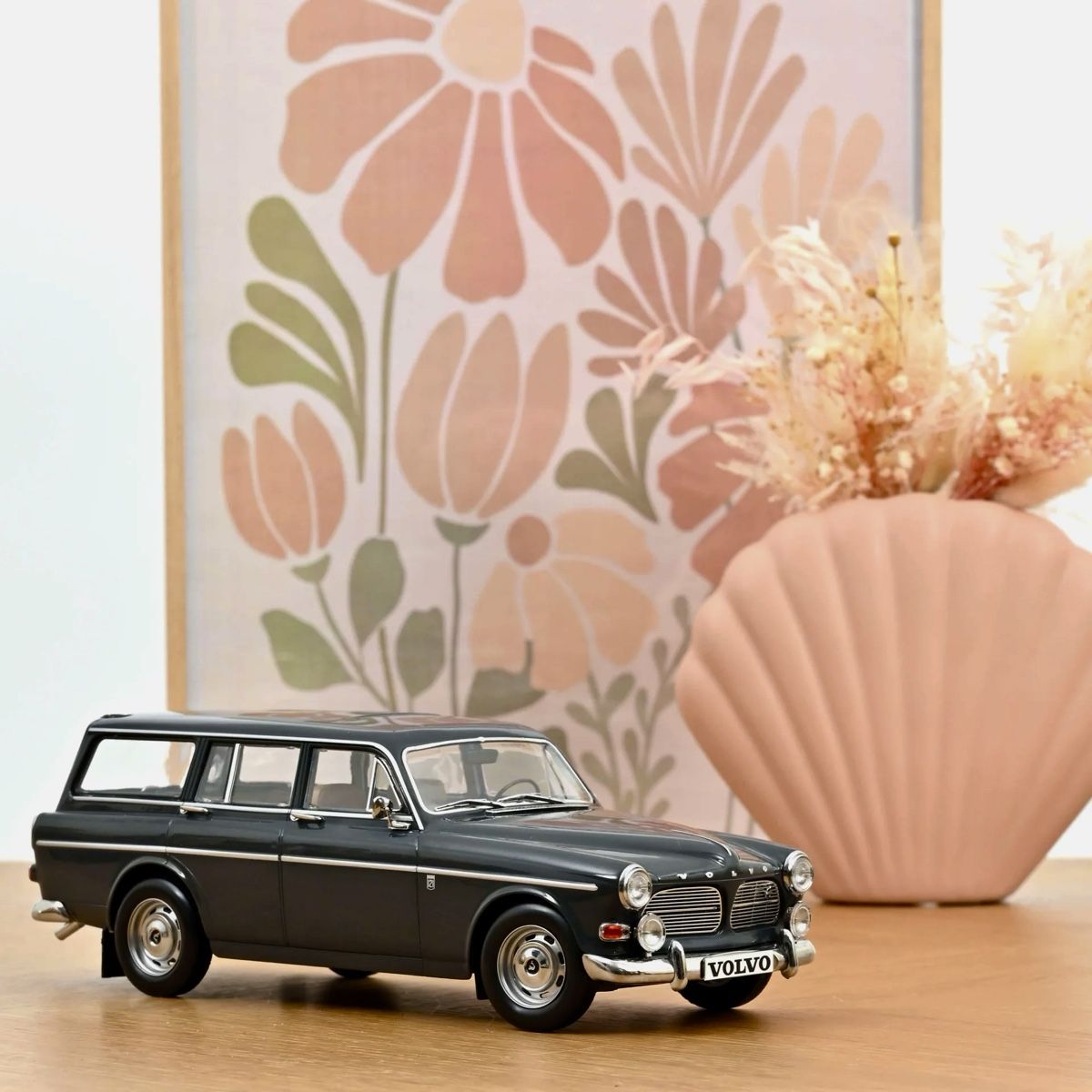Volvo Modellini d'auto: VOLVO AMAZON KOMBI 1966 GRAU MASSSTAB 1:18  – Nuovo e nell'imballaggio originale da Erlenbach i. S. venduto da MB-Next-Level 5