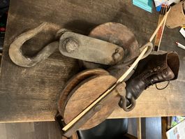 Dekoration: 2 grosse Zug- / Umlenkrollen antik