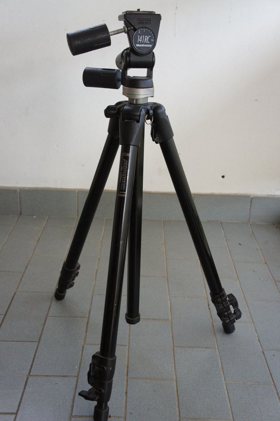 Manfrotto Treppiedi & Teste: MANFROTTO 055AB + 141RC – Usato da Ollon VD venduto da polopan 1