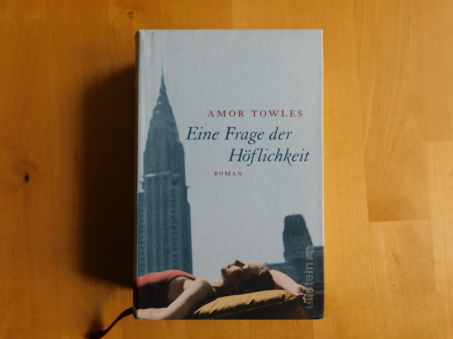 Libri: Amor Towles - Eine Frage der Höflichkeit – Usato da Emmenbrücke venduto da Dickens