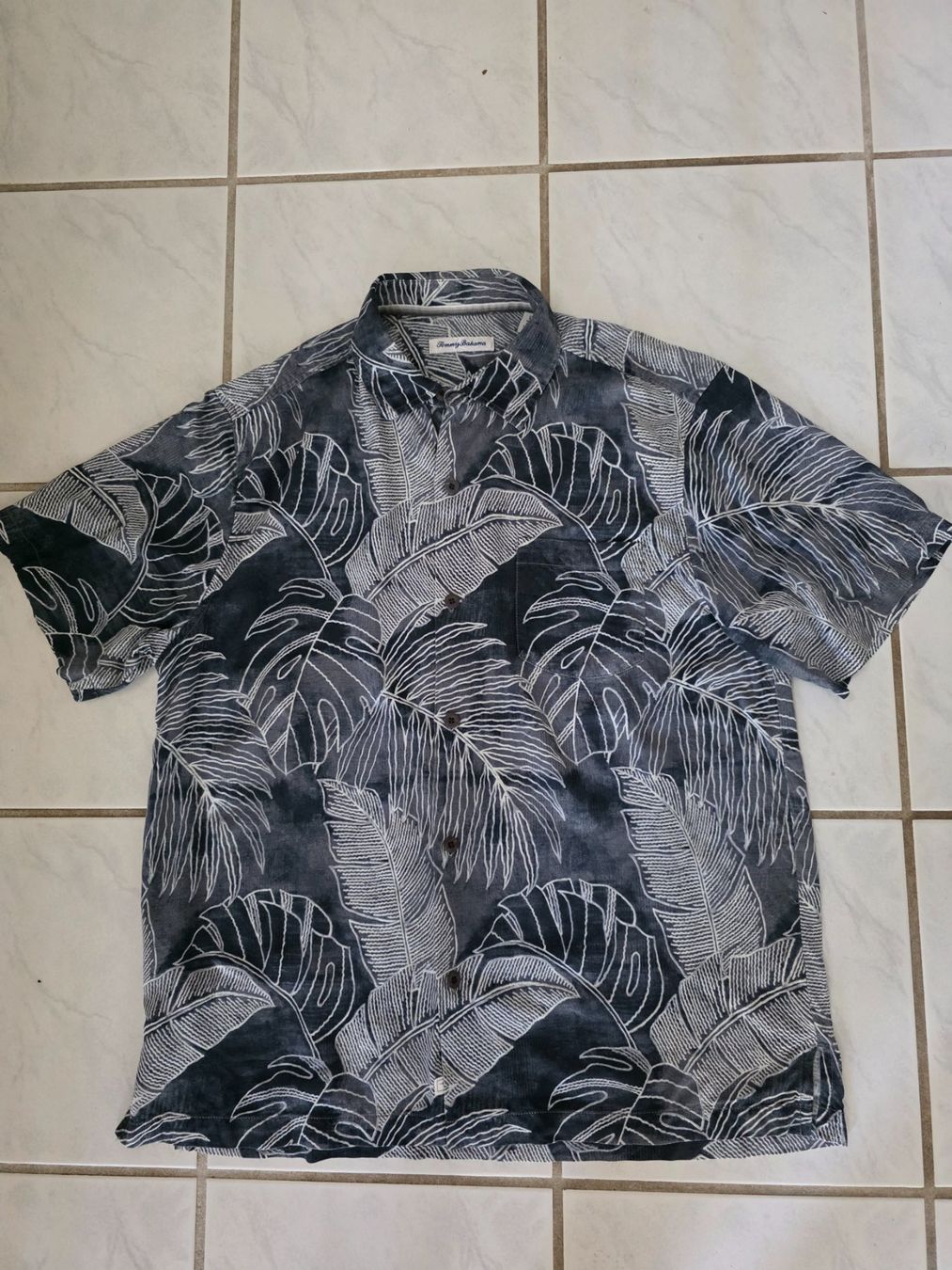 Camicie: Tommy Bahama Hemd Grösse L kurzarm dunkel gemustert – Usato da Winterthur venduto da Marcello66