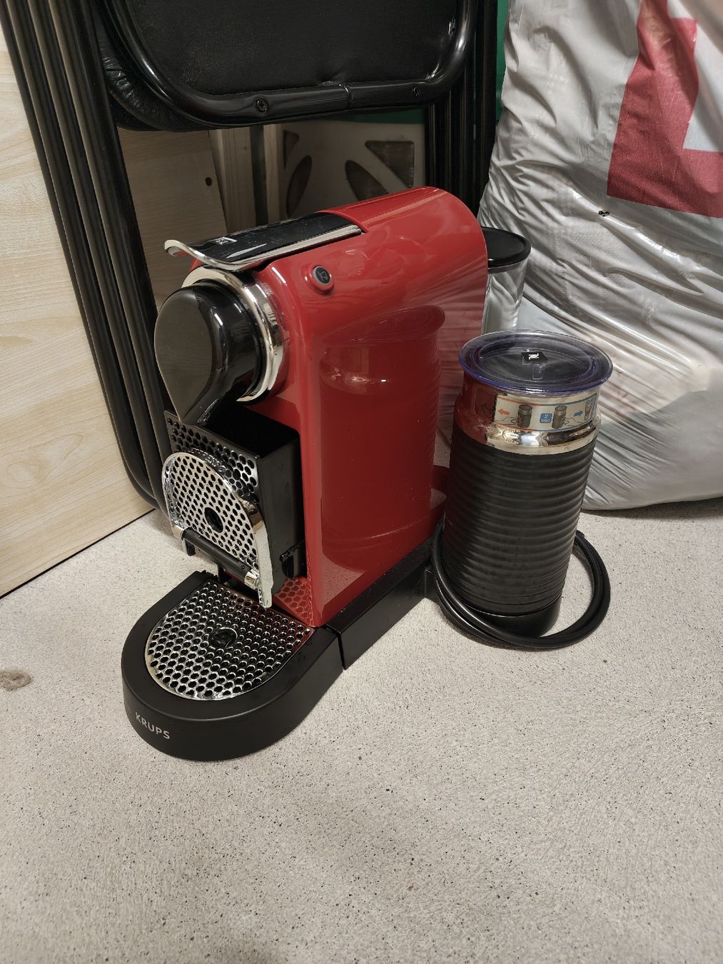 Macchine per caffè & Macchine per espresso: Nespresso Kapselmaschine Rot mit Milchaufschäumer – Usato da Oberlunkhofen venduto da Cico17