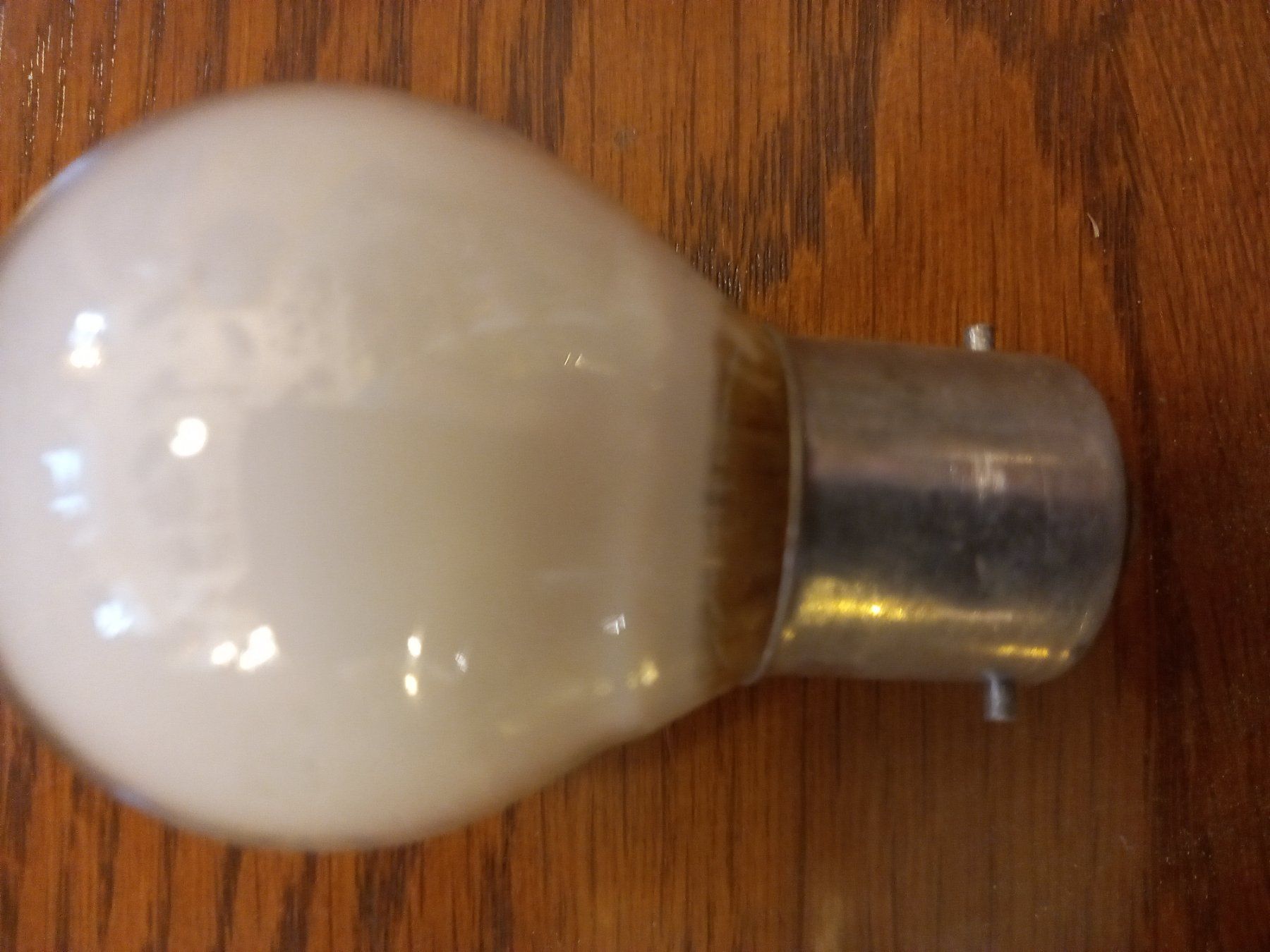 Lampes: Ampoules 220V – Neuf avec emballage d'origine à Noiraigue par pel_ny7d