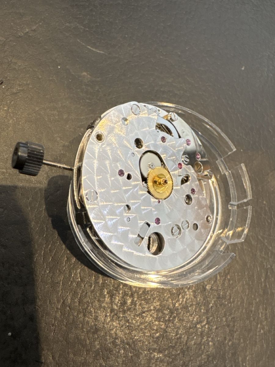 Omega Montres: Omega Chronograph Cal 3220 ! NOS – D'occasion à Chavornay par Gold-Gym 2