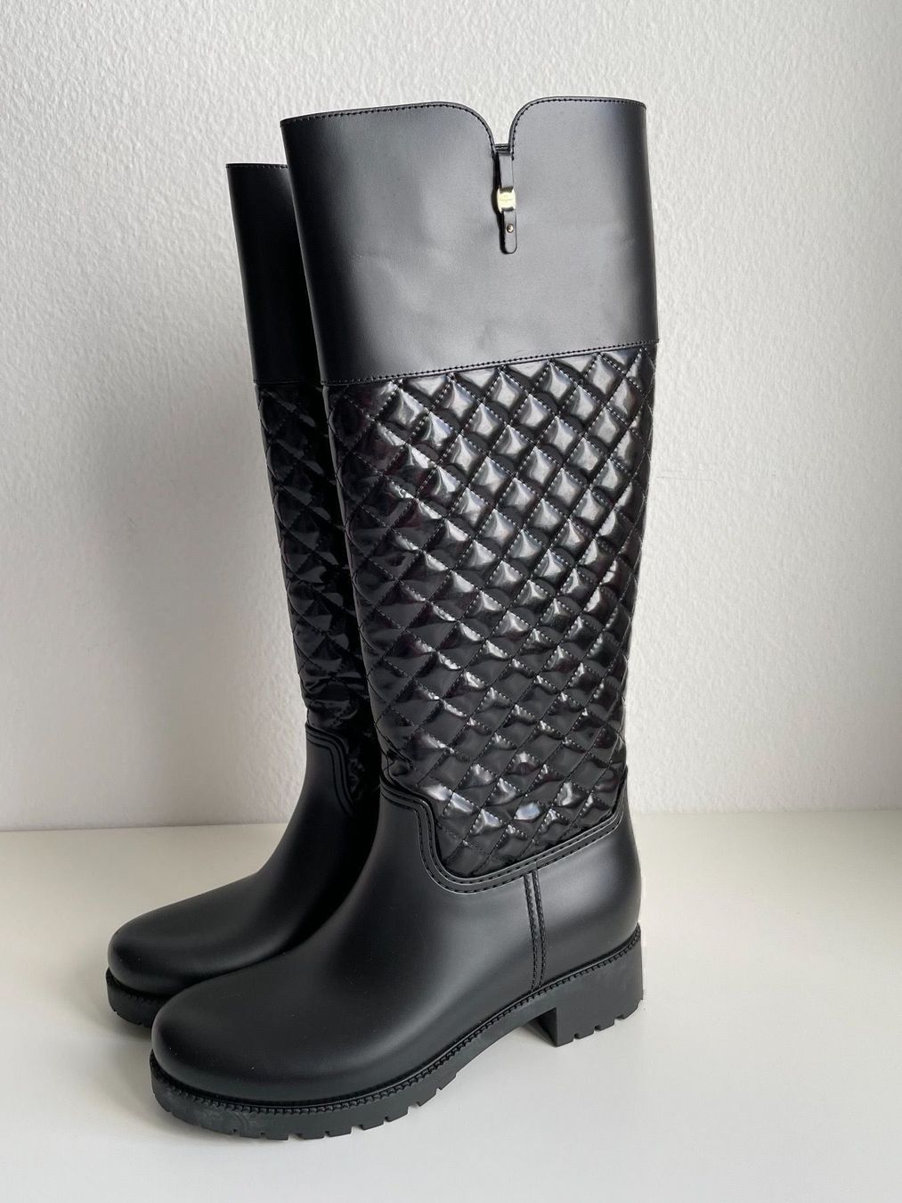 Salvatore Ferragamo Scarpe da donna: Salcatore Ferragamo Gummistiefel – Nuovo (secondo la descrizione) da Winterthur venduto da 19.19