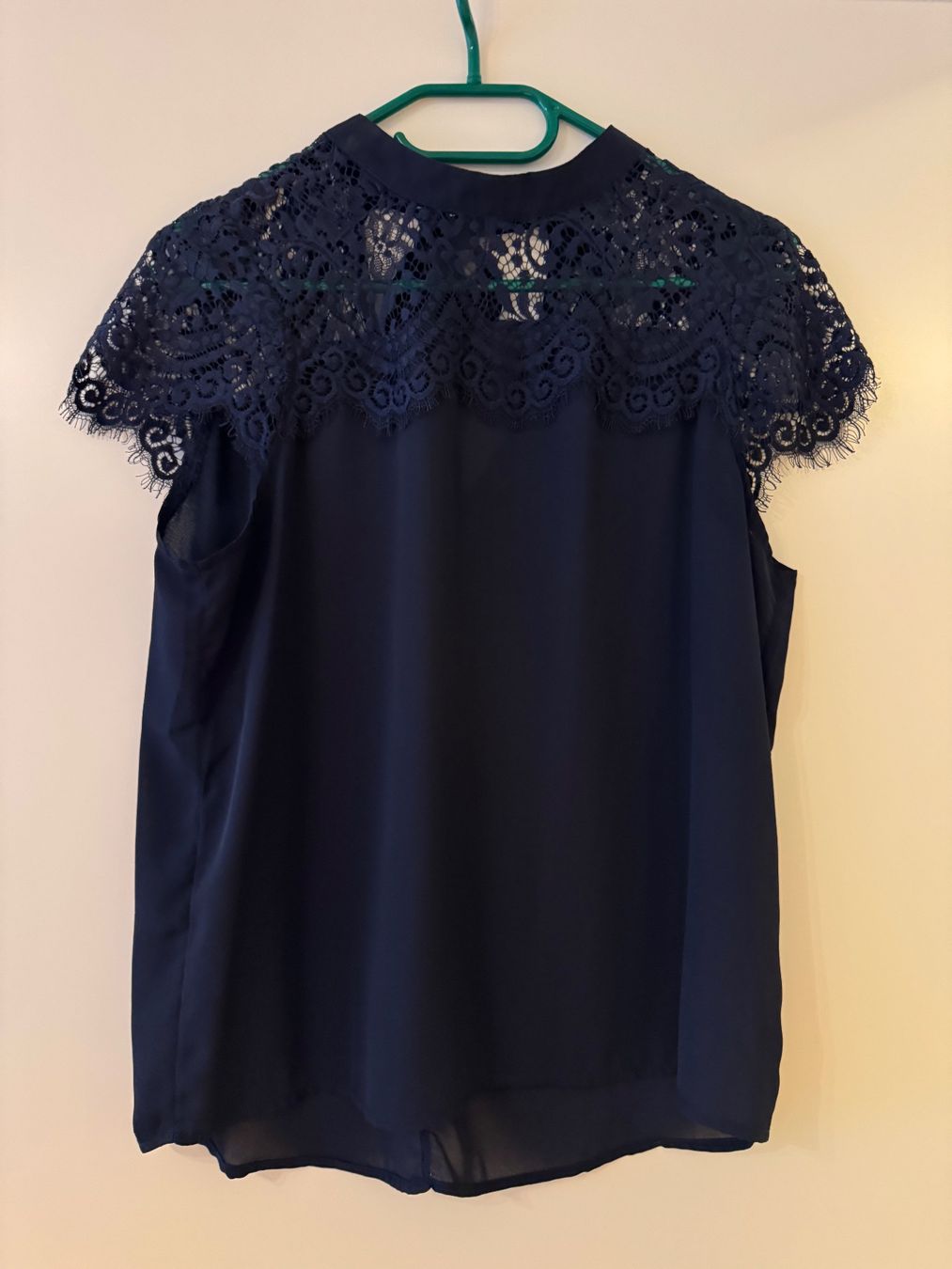 Chemisiers: Bluse mit Spitzen – D'occasion à Hunzenschwil par nadine_86
