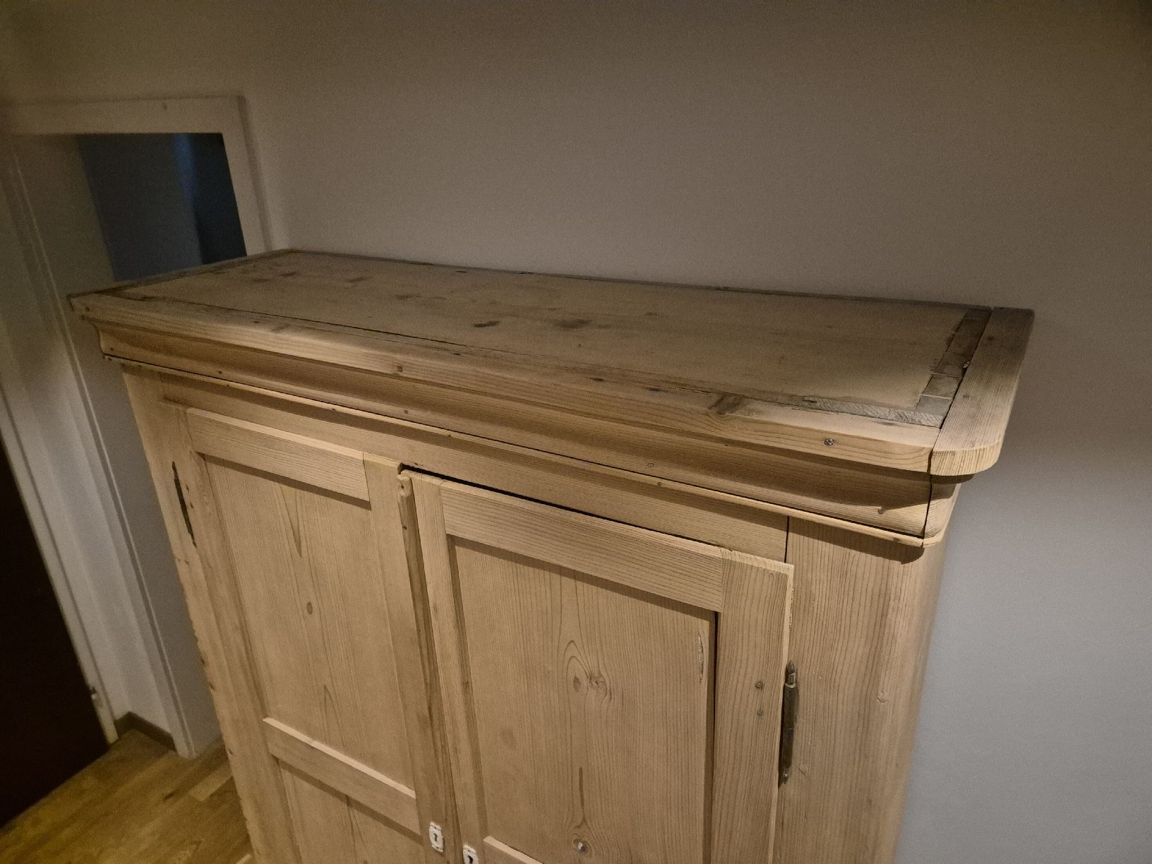 Armadi: Alter Schrank massiv – Usato da Oberägeri venduto da Kenwood4 1