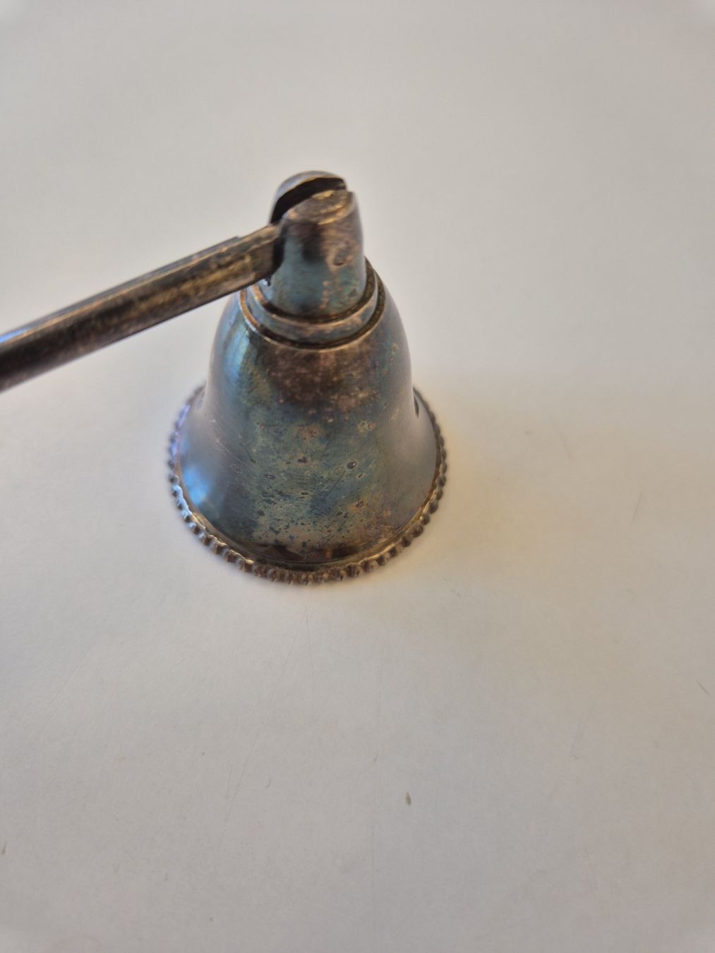 Campanacci mucche: Antiker Kerzenloescher mit Glocke – Usato da Eglisau venduto da AtelierSu 1