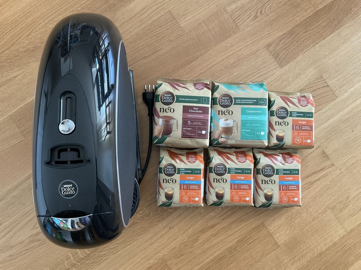 Nescafé Machines à café & Machines à expresso: Nescafé Dolce Gusto Neo black mit Pods – D'occasion à Emmen par CSBasel
