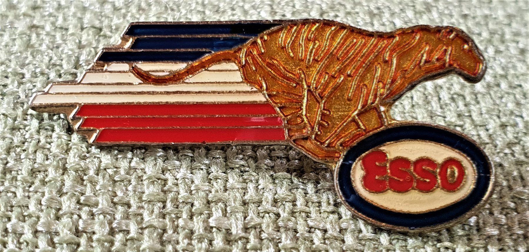 Placchette & Badge: Box243 - Pin Esso Tiger – Usato da Reinach BL venduto da Boston-Verkauf