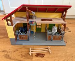 Schleich Pferdestall mit zwei Pferden