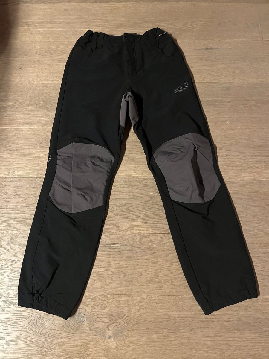 Jack Wolfskin Pantaloni: Wanderhose Jack Wolfskin Kinder Softshell Gr. 152 – Usato da Lenk im Simmental venduto da Miguelle