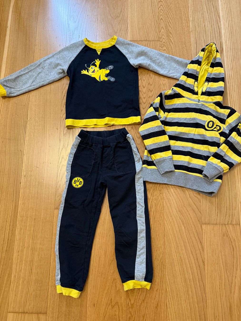 BVB Lotti & Set di vestiti: BVB Jogginganzug und Pullover Gr. 98-104 – Usato da Uetikon am See venduto da Fraufox1