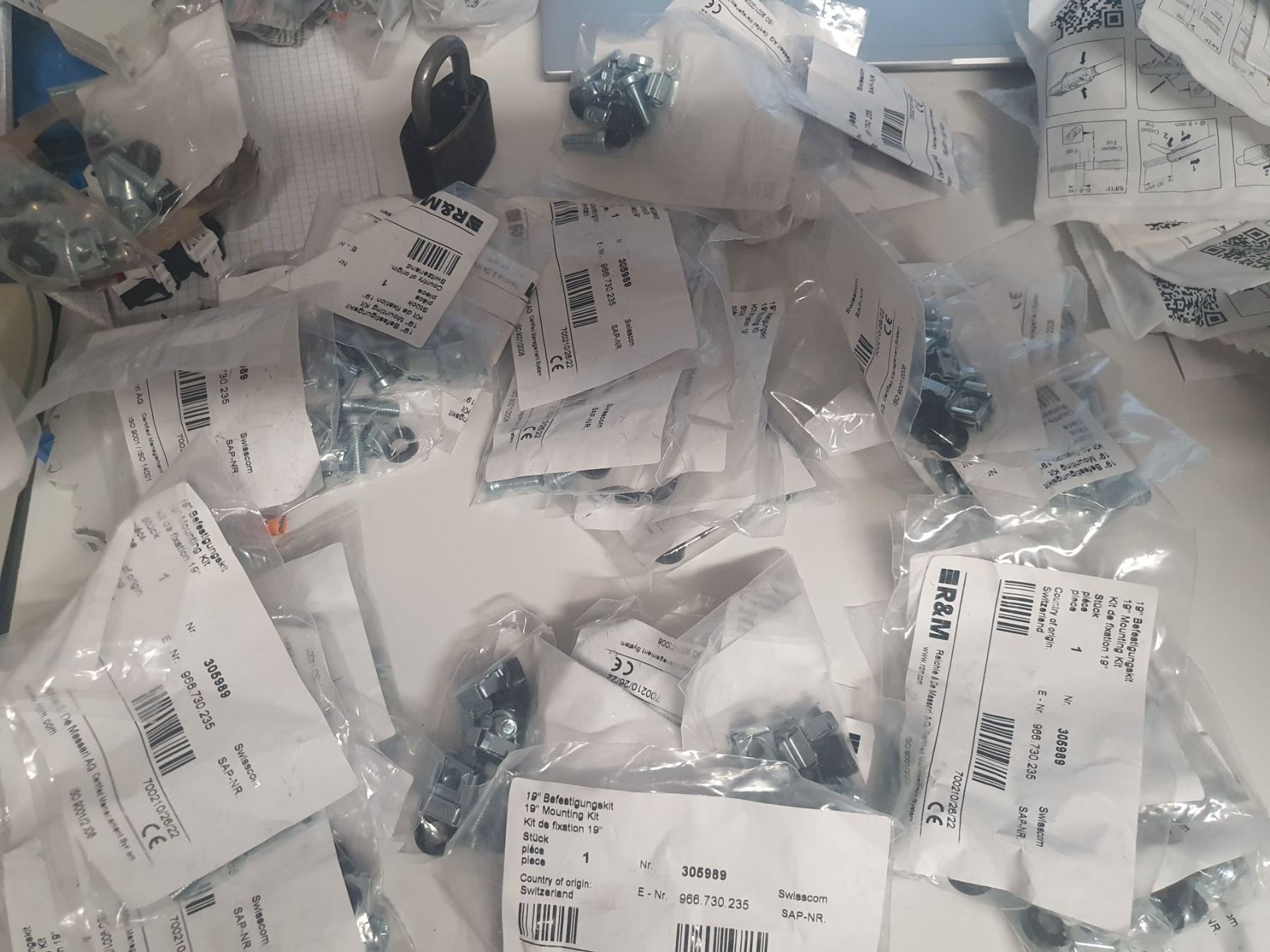 Sonstiges Zubehör: 4xMutterSchraube RDM Befestigungskit 19" Rack M6 Käfigmutter – Neu und originalverpackt aus Zürich von Alibaba1234 2