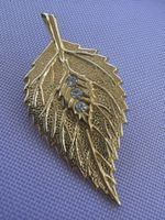 Broschen Blatt Goldfarben mit Steinen guter Zustand