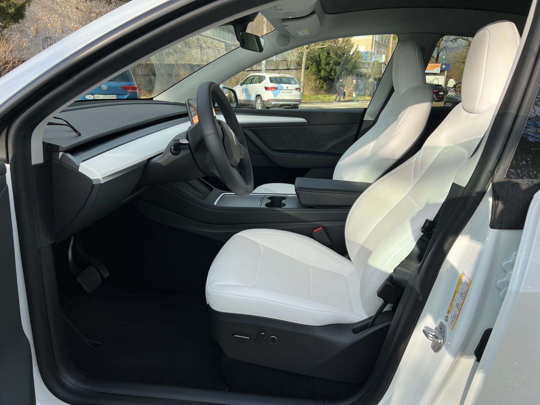Tesla Automobili: Tesla Model Y Long Range 2023 Purchase or Lease Handover – Usato da Neuchatel venduto da DanyaLevin 3