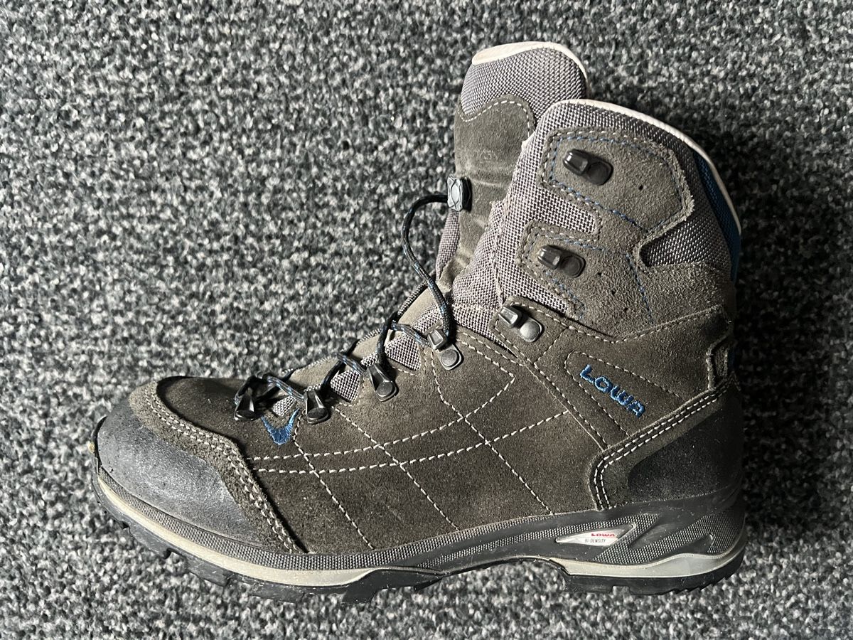 Lowa Scarpe da donna: Lowa Leder Wanderschuhe Grösse 41/42 – Usato da Bazenheid venduto da Katie1 2
