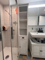 Schmaler weisser Schrank fürs Badezimmer, guter Zustand