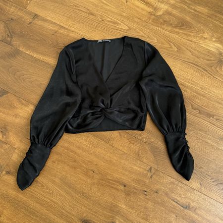ZARA Satin Bluse schwarz XS – Wickeloptik, Crop, Ballonärmel