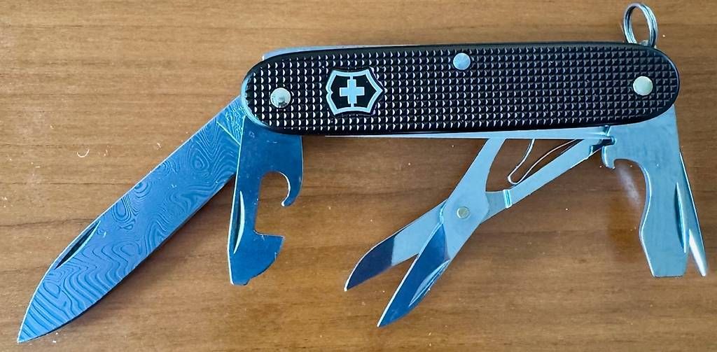 Victorinox Coltelli tascabile: Couteau Victorinox  Damast 2024 – Nuovo e nell'imballaggio originale da Hauterive NE venduto da hy644g 2