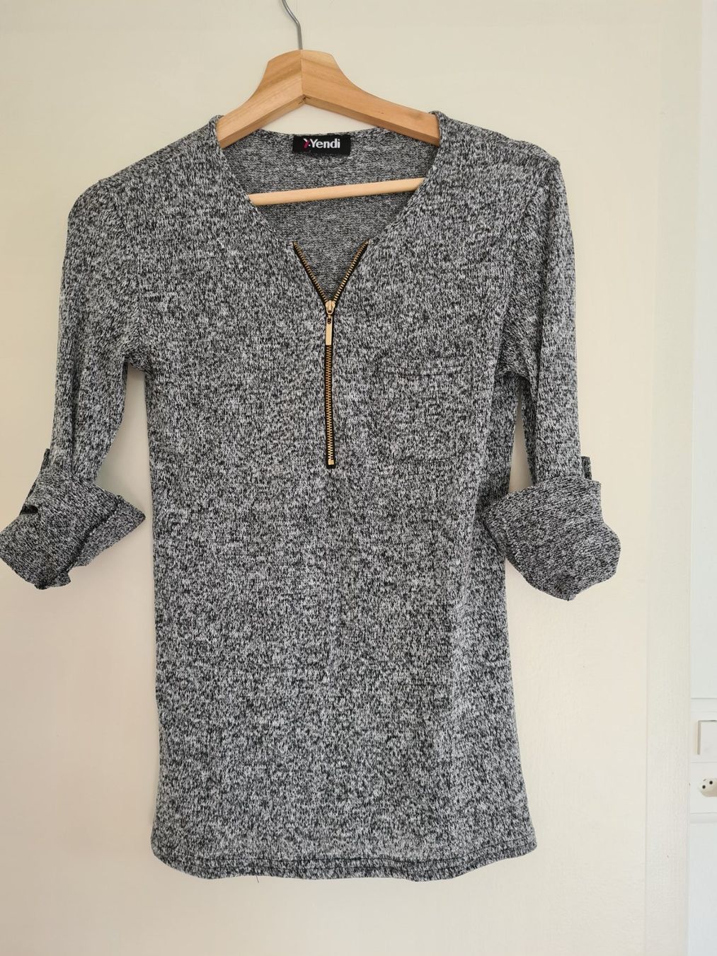 Maglioni & Felpe: Leichter Pullover grau mit goldigem Reißverschluss – Usato da Schaffhausen venduto da sabrina915 1