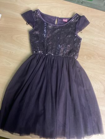 Neues Violettes Migros Tüll Kleid mit Pailletten Gr.116