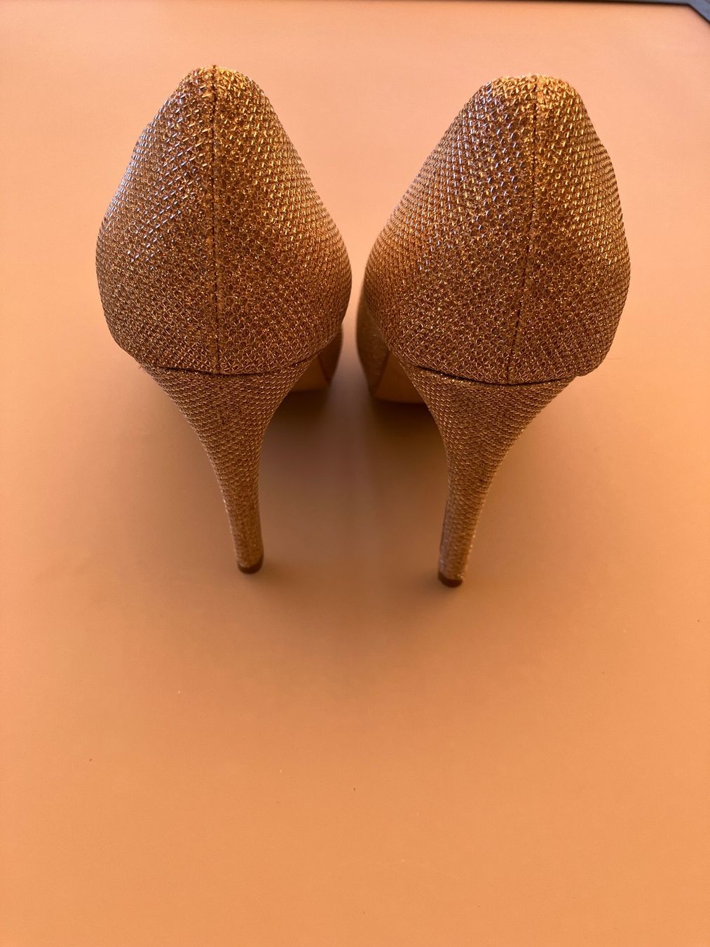 Chaussures femmes: Escarpins dorés Carvela, pointure 39, élégants ✨ – D'occasion à Chavannes-des-Bois par mai_pfq6 2