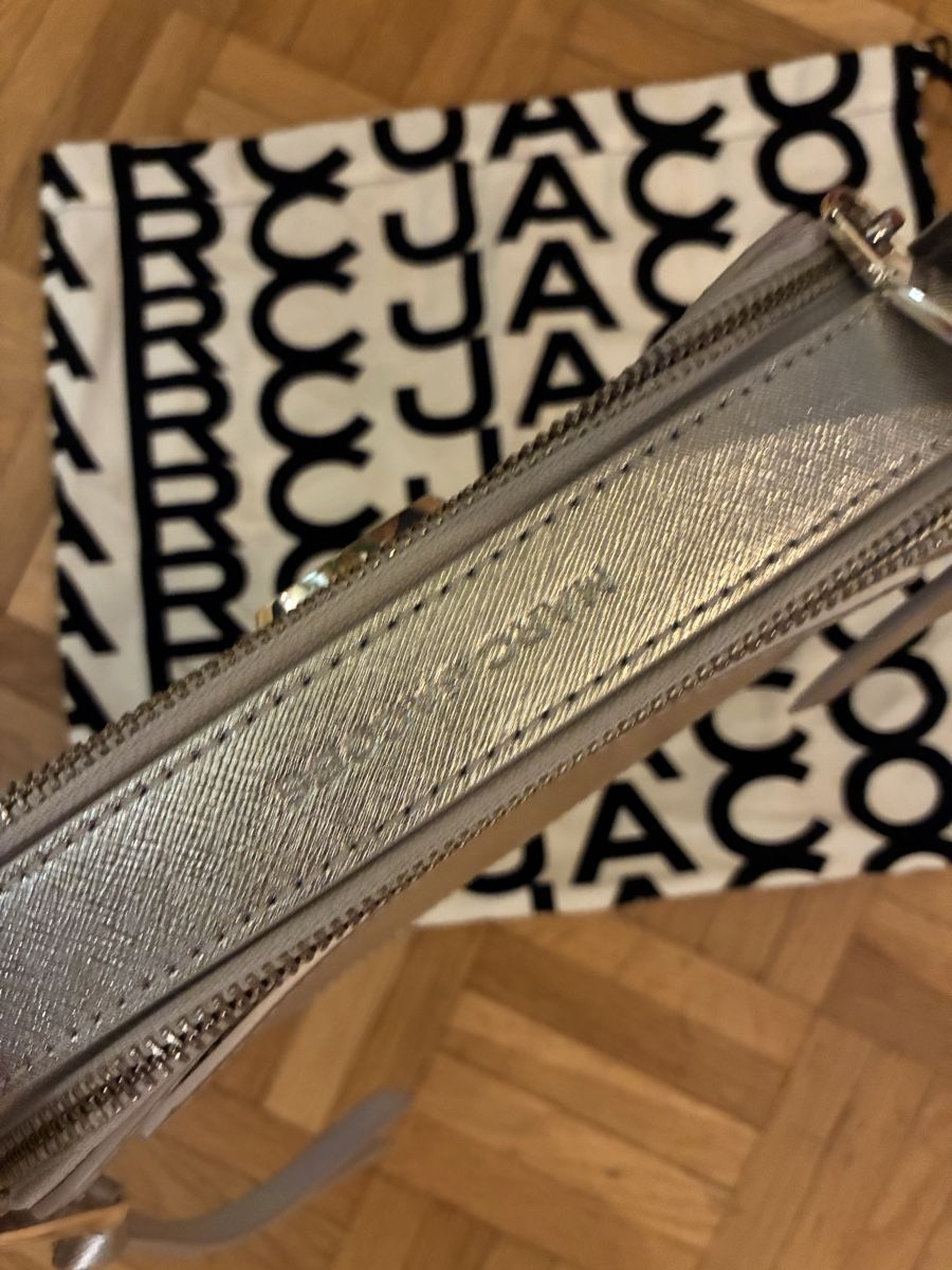Marc Jacobs Borse: Shiny Silver Marc Jacobs Snapshot Bag - Perfect for Spring! – Nuovo (secondo la descrizione) da Zürich venduto da fed_25dg 2