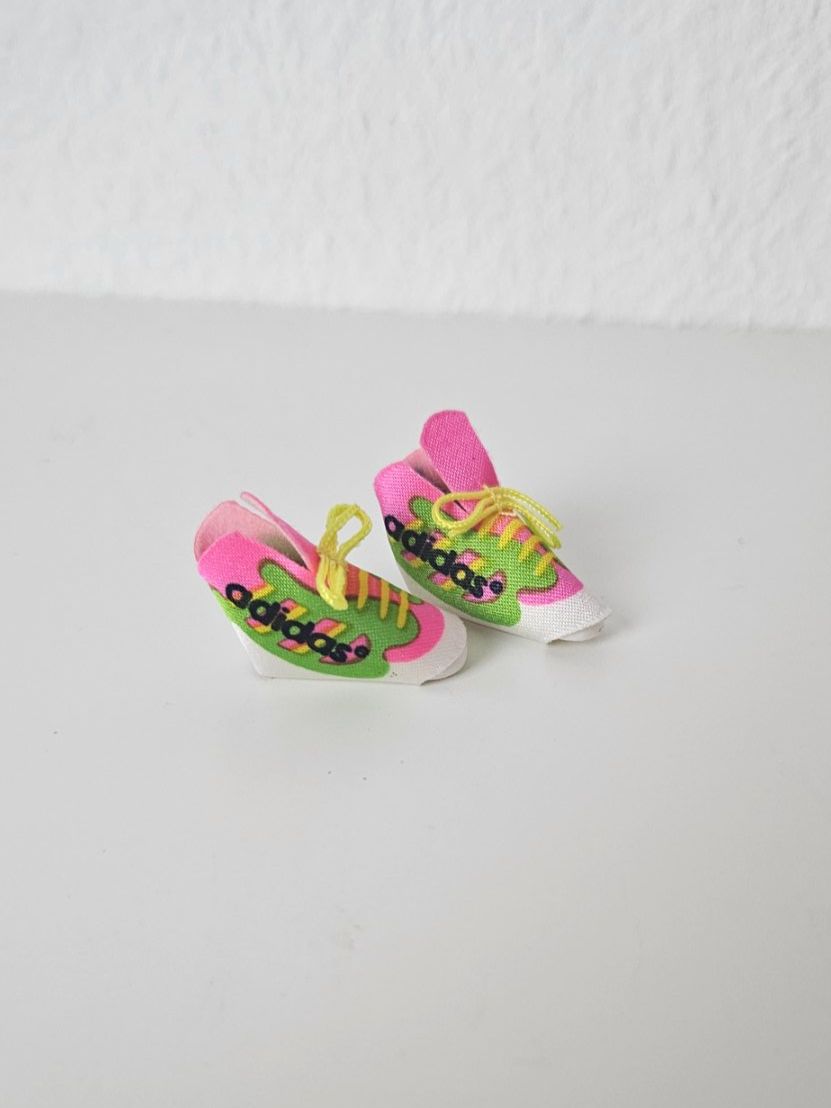 Puppen: Vintage Barbie Adidas Schuhe – Gebraucht aus Dättwil AG von son_x2fq
